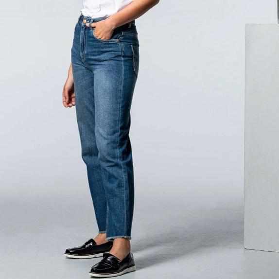 Straight Jeans MEDLAR Middark-Jeans-LOVJOI-jesango - Fair Fashion- nachhaltig- faire Mode- Klamotten- Frauen- Damen Klamotten
